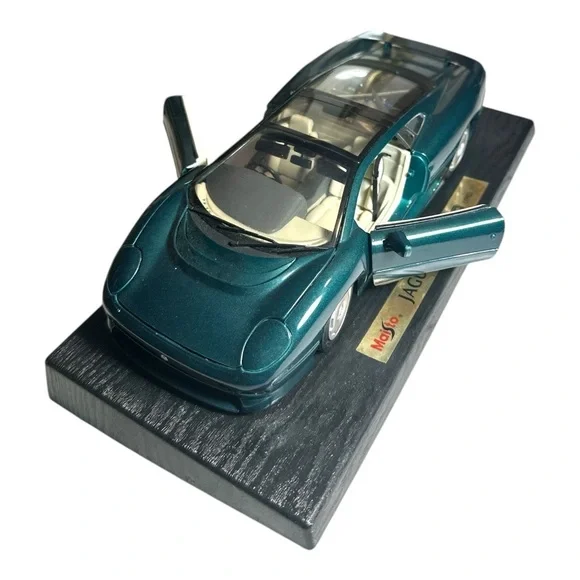 Vintage 1:18 scale diecast model of a 1992 Jaguar XJ220, manufactured by Maisto. - Picture 4 of 10